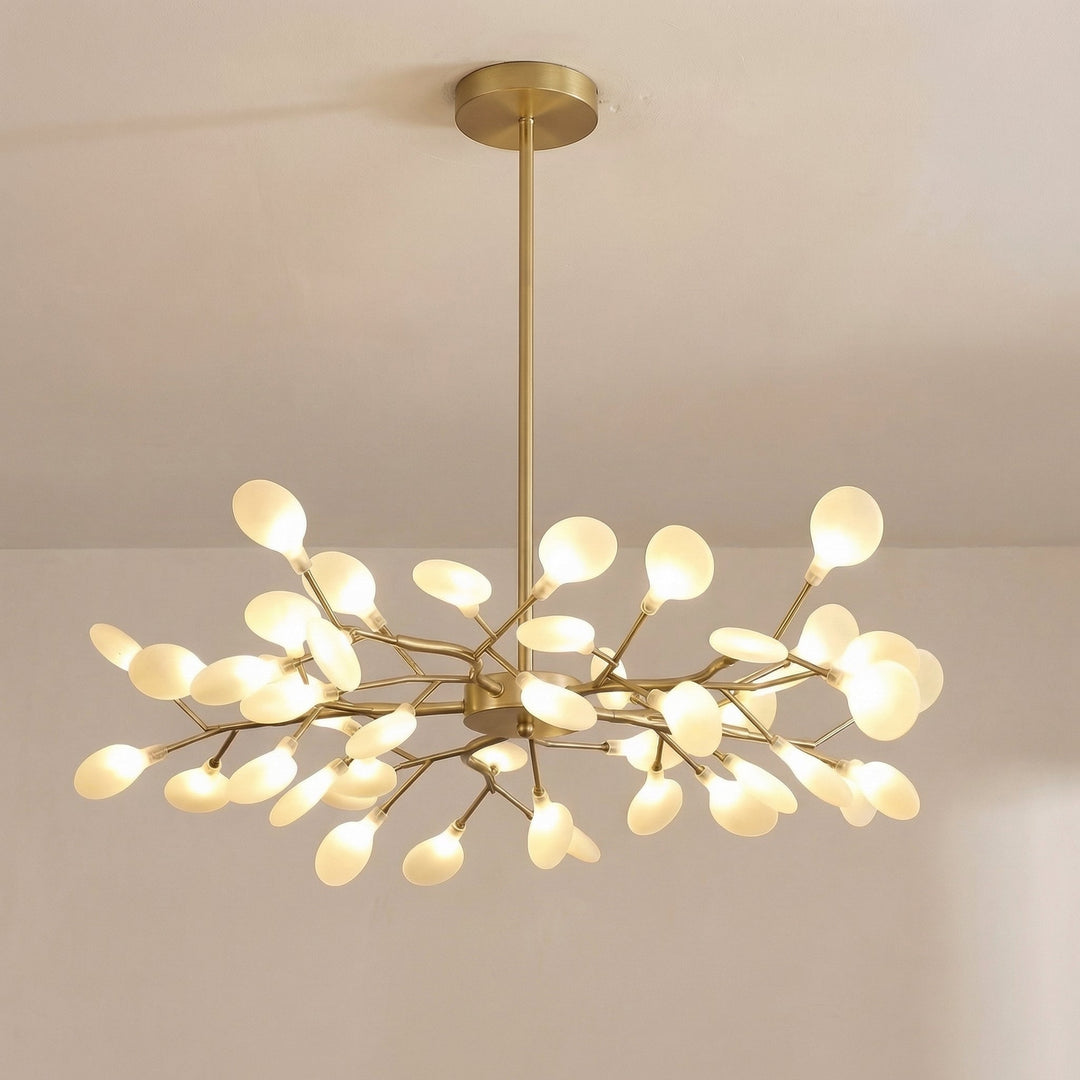Gouden takkenlamp met veel lichtbollen, vrijstaand opgehangen aan een plafond met stang 9