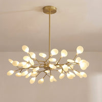 Gouden takkenlamp met veel lichtbollen, vrijstaand opgehangen aan een plafond met stang 9