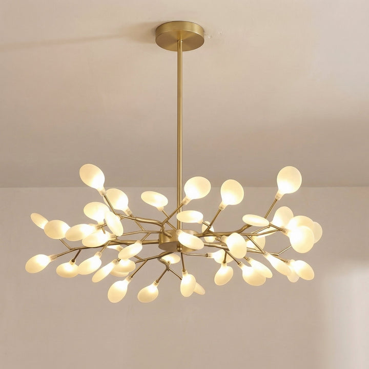 Gouden takkenlamp met veel lichtbollen, vrijstaand opgehangen aan een plafond met stang 9