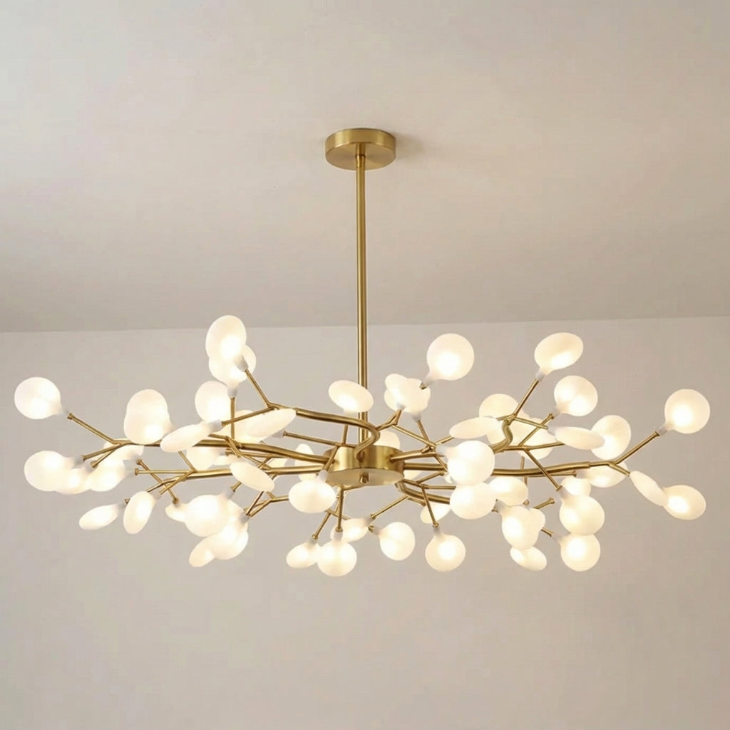 Gouden takkenlamp met dichte vertakking en veel lichtbollen, frontaal gezien aan het plafond 13