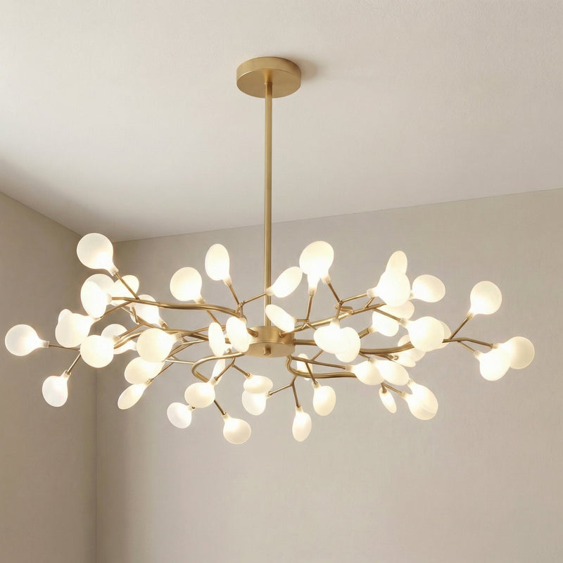 Gouden takkenlamp met gebogen takken en veel lichtbollen, gezien in een kamerhoek 11