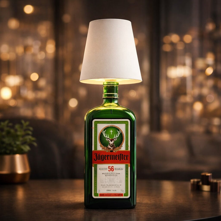 Witte lampenkap op een groene fles op een tafel met warme lichtjes op de achtergrond 11