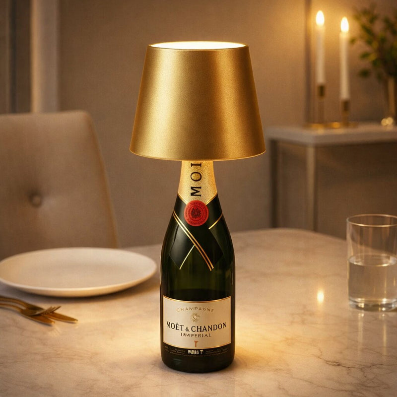 Gouden lampenkap op een champagnefles op een marmeren eettafel met kaarsen op de achtergrond 17