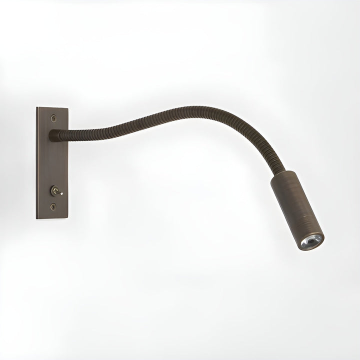 Wandlamp in donker brons met gebogen, geribbelde zwanenhals en tuimelschakelaar, vrijgesteld op een lichte achtergrond. 9