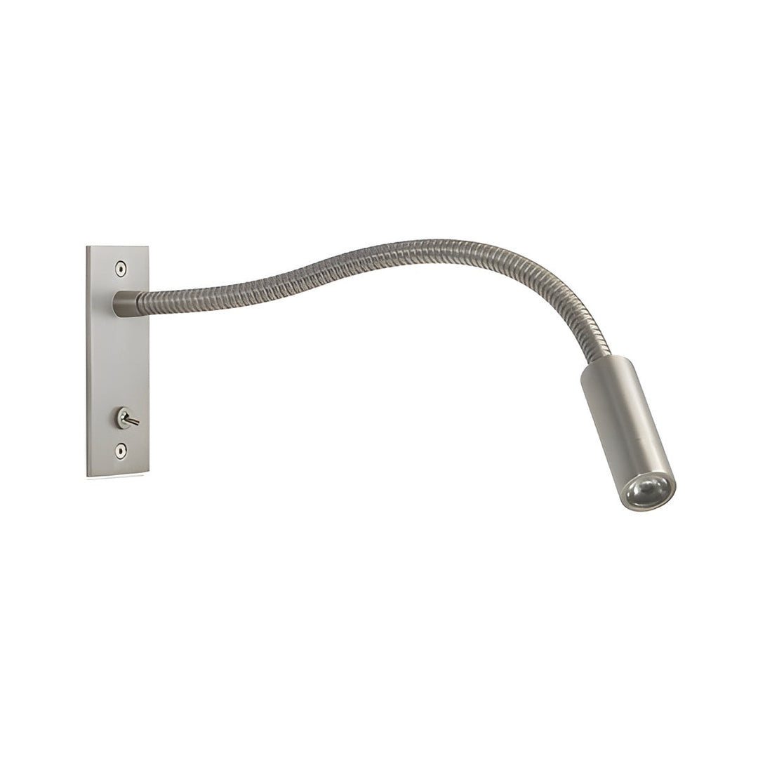 Wandlamp in mat nikkel met geribbelde zwanenhals naar rechts gebogen, rechthoekige wandplaat en schakelaartje, op een witte achtergrond. 10