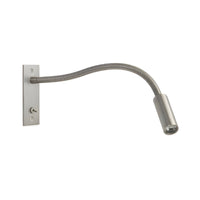 Wandlamp in mat nikkel met geribbelde zwanenhals naar rechts gebogen, rechthoekige wandplaat en schakelaartje, op een witte achtergrond. 10