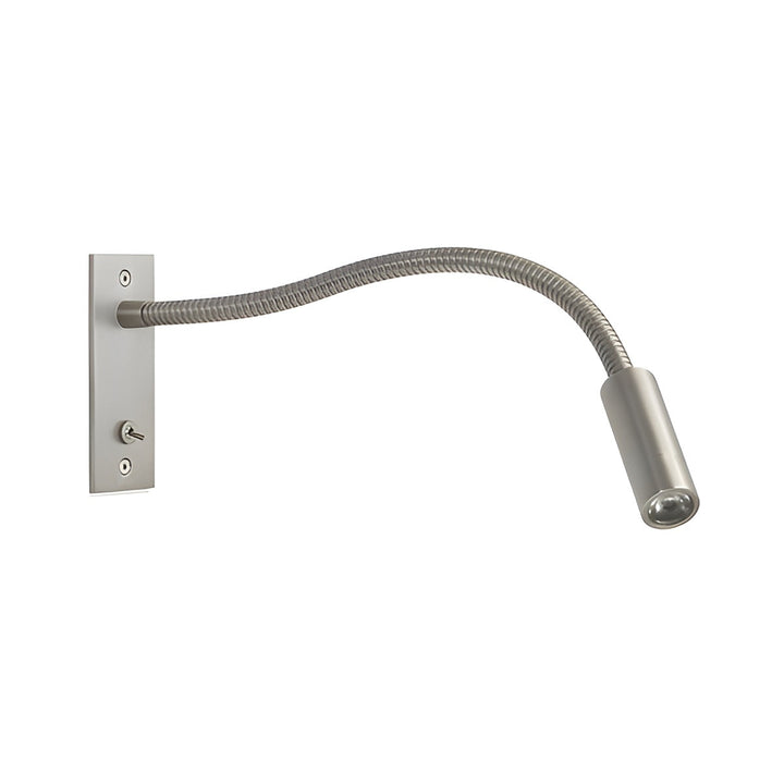 Wandlamp in mat nikkel met geribbelde zwanenhals naar rechts gebogen, rechthoekige wandplaat en schakelaartje, op een witte achtergrond. 10