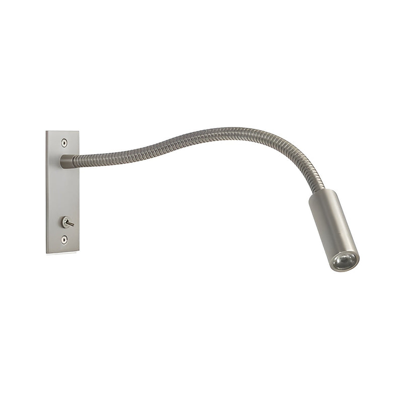 Wandlamp in mat nikkel met geribbelde zwanenhals naar rechts gebogen, rechthoekige wandplaat en schakelaartje, op een witte achtergrond. 10