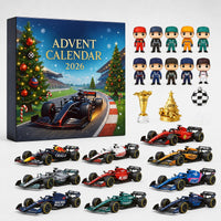Doos met kerstmotief en raceauto naast alle inhoud op een rij: coureurfiguurtjes, een gouden trofee, kerstboompje, geblokte bal en negen modelraceauto's. 1