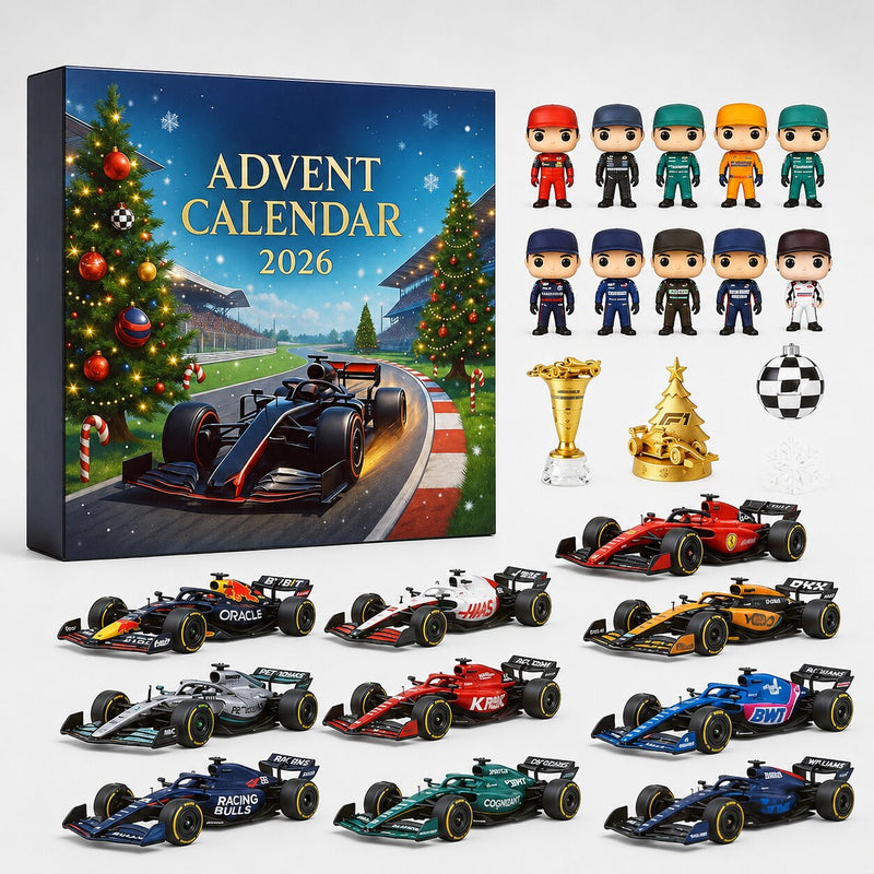 Doos met kerstmotief en raceauto naast alle inhoud op een rij: coureurfiguurtjes, een gouden trofee, kerstboompje, geblokte bal en negen modelraceauto's. 1