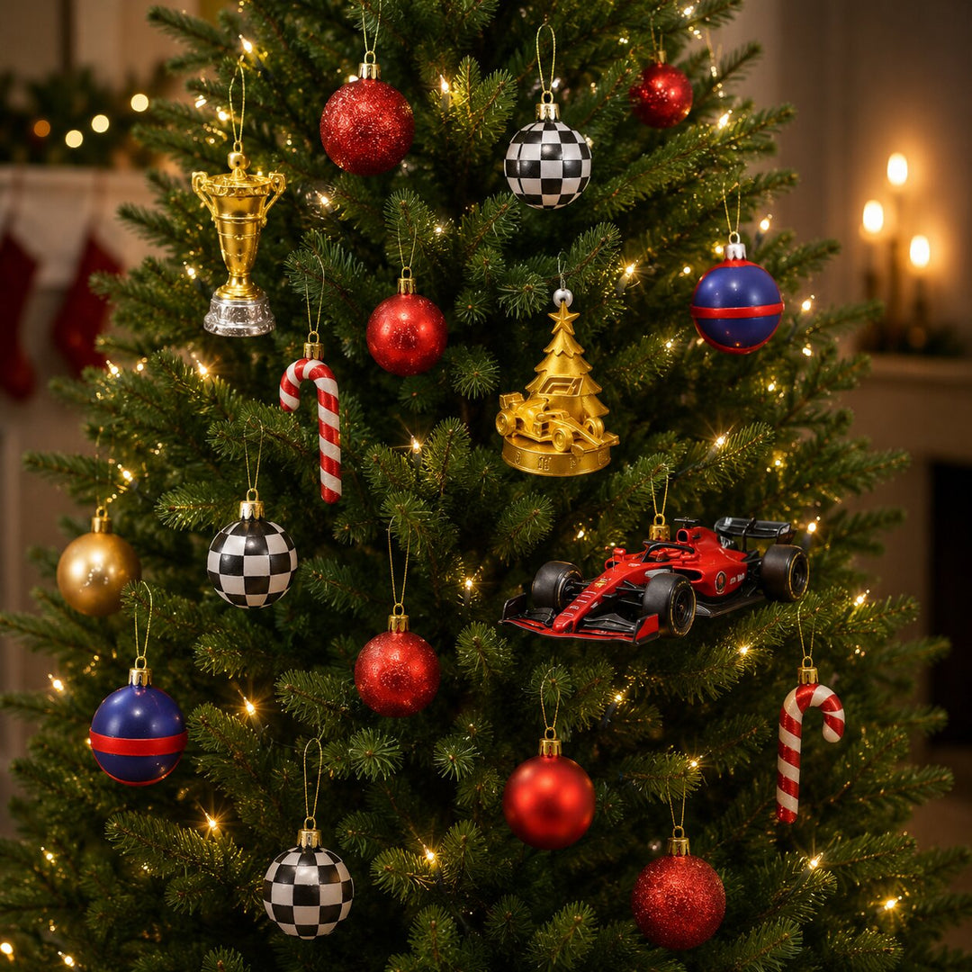 Kerstboom versierd met items uit de kalender: gouden trofee, geblokte ballen, zuurstok, gouden boompje met raceauto en een rode modelraceauto. 5