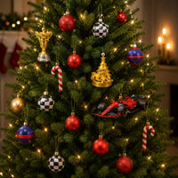 Kerstboom versierd met items uit de kalender: gouden trofee, geblokte ballen, zuurstok, gouden boompje met raceauto en een rode modelraceauto. 5