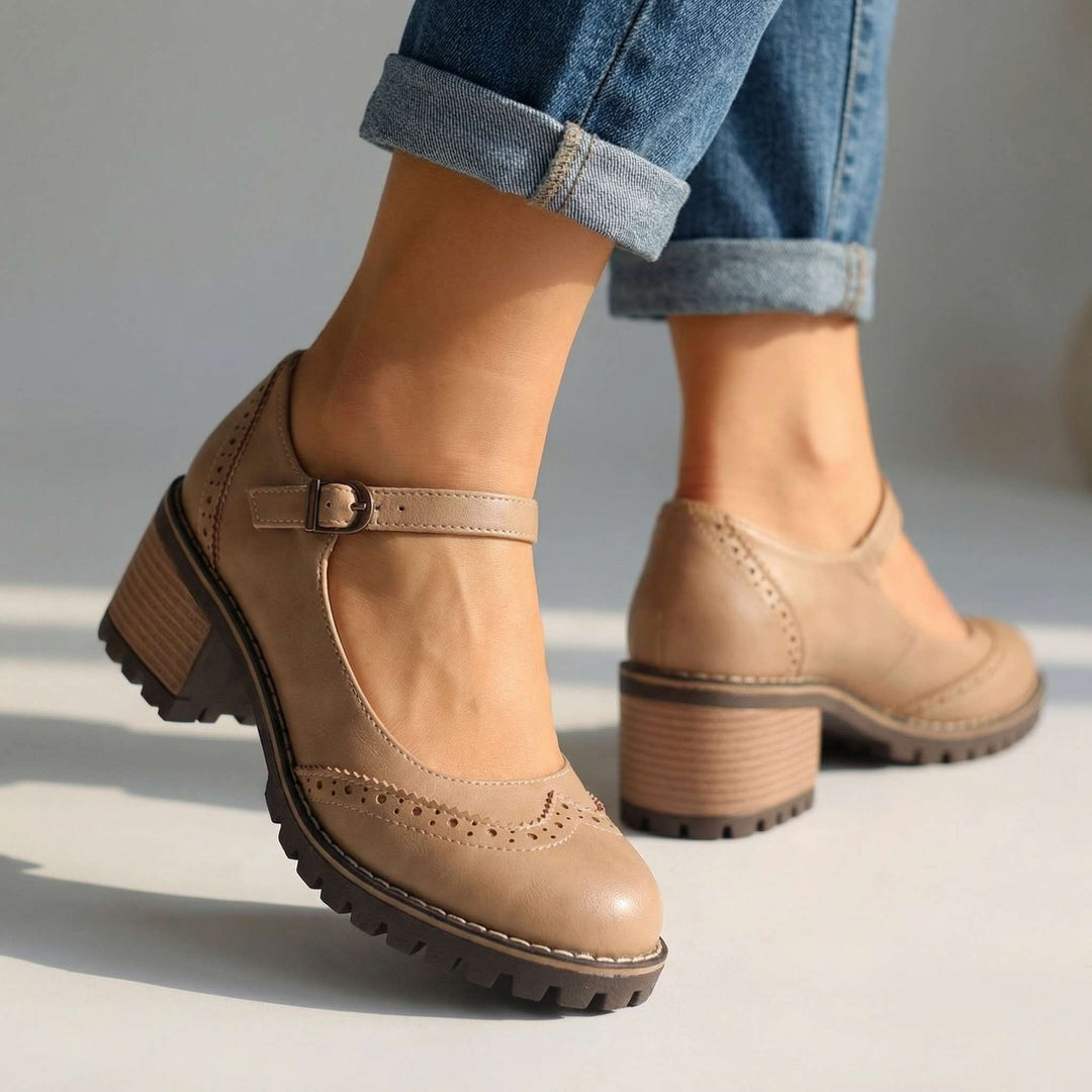 Beige Mary Jane-schoenen met gesp en blokhak, zijaanzicht aan de voeten van een model met omgeslagen spijkerbroek 3