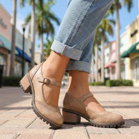 Beige Mary Jane-schoenen met profielzool en blokhak, buiten gedragen met omgeslagen spijkerbroek tussen palmbomen 6