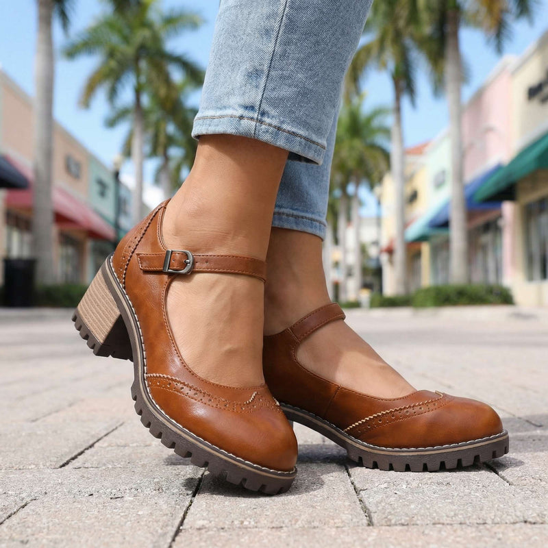 Cognacbruine Mary Jane-schoenen met verstelbare gesp en dikke profielzool, buiten gedragen op stoeptegels onder palmbomen 8
