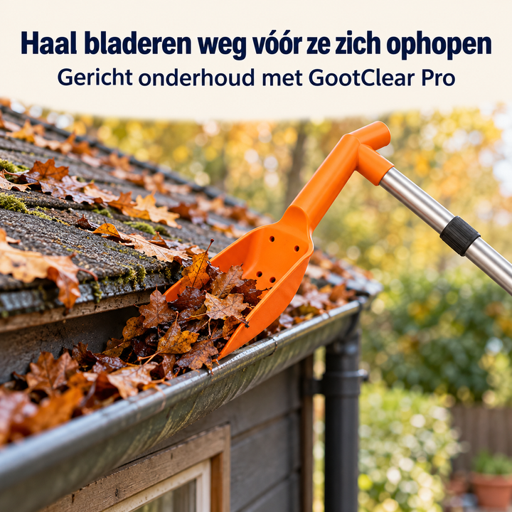 Close-up van de oranje schepkop die natte herfstbladeren uit een dakgoot schept 7