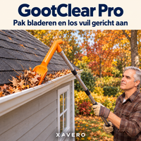 Man met werkhandschoenen schept met de oranje schep bladeren uit een dakgoot van een schuur 4