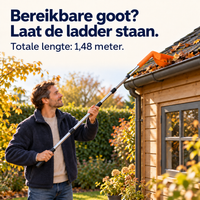 Lachende man reikt met de lange steel vanaf de grond naar de dakgoot van een houten tuinhuis 6