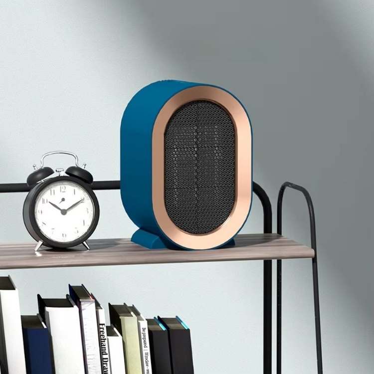 Blauwe verwarming met koperkleurige rand op een houten plank naast een wekker en boeken 1
