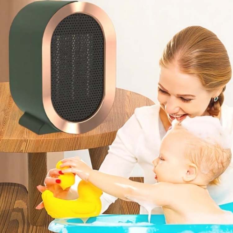 Groene verwarming op een houten tafeltje terwijl een lachende moeder haar baby in bad met een badeendje laat spelen 3