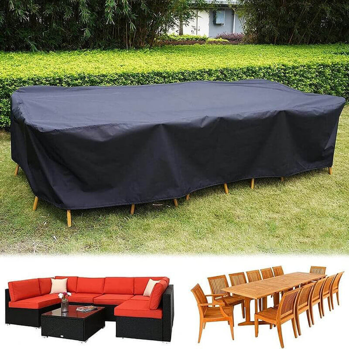 Zwarte hoes over een grote tuinset op het gras, met onderaan een rode loungebank en een houten eettafel met stoelen. 1