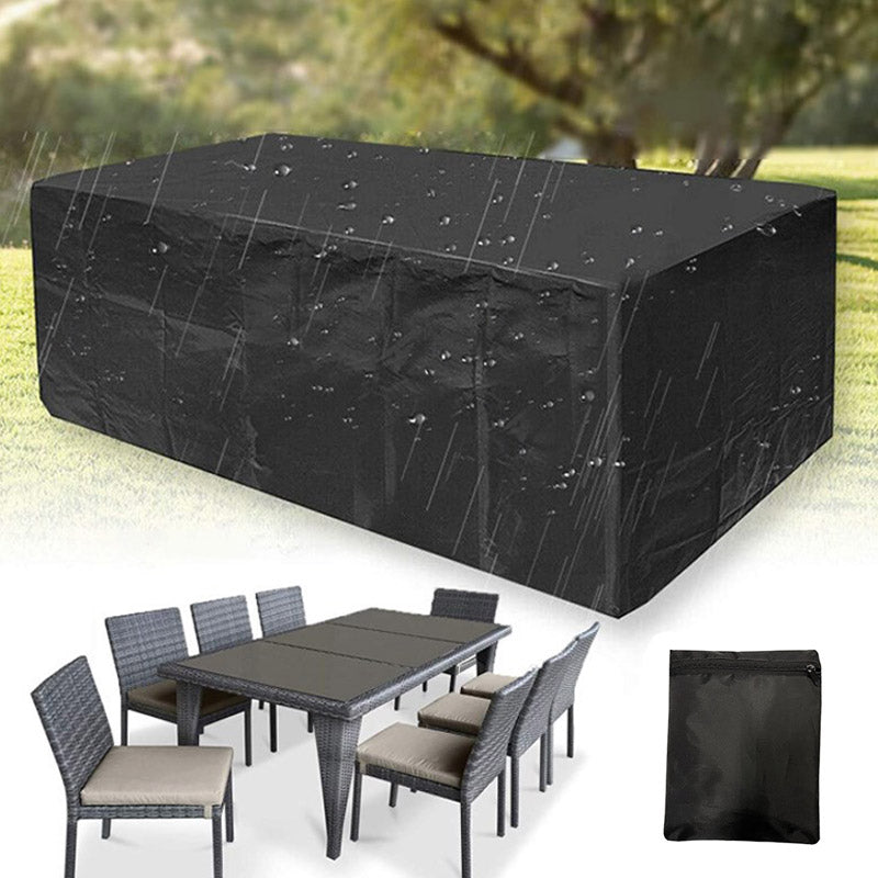 Zwarte hoes met regendruppels die van het oppervlak afperlen, met een rotan eettafel en een zwarte opbergzak eronder. 6