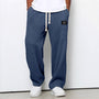 Model draagt de wafelstructuur broek in donkerblauw met witte trekkoord en witte sneakers 5