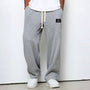 Model draagt de wafelstructuur broek in lichtgrijs met witte trekkoord en witte sneakers 6