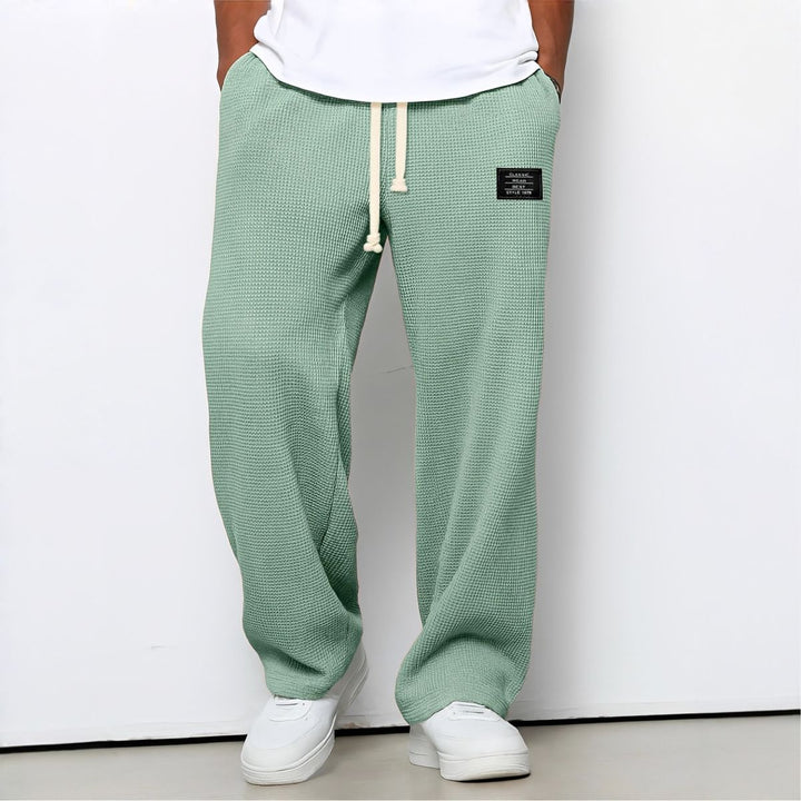 Model draagt de wafelstructuur broek in mintgroen met witte trekkoord en witte sneakers 9