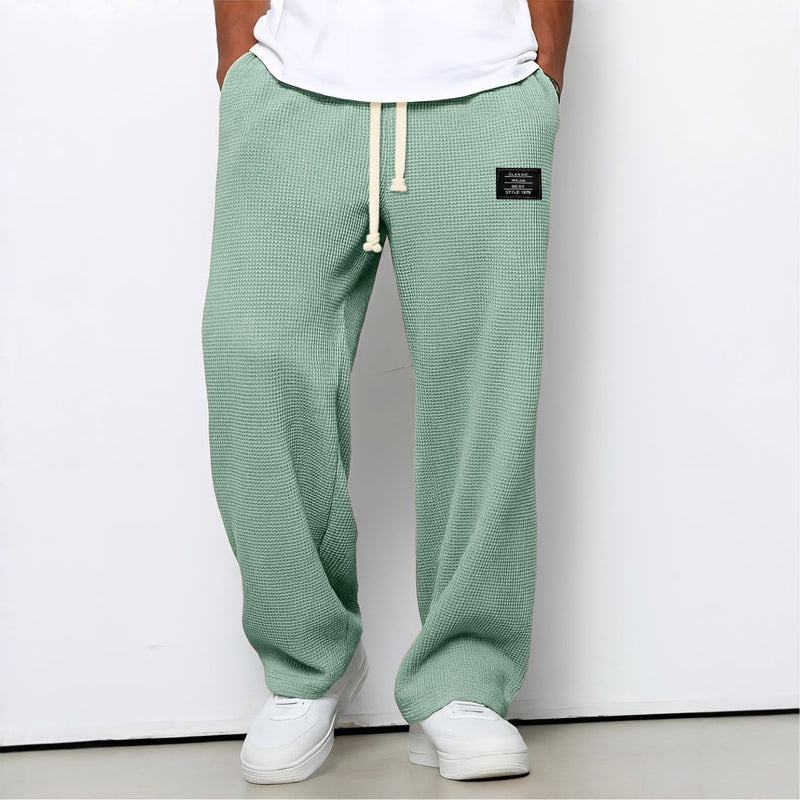 Model draagt de wafelstructuur broek in mintgroen met witte trekkoord en witte sneakers 9