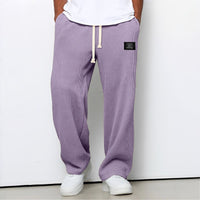 Model draagt de wafelstructuur broek in lila met witte trekkoord en witte sneakers 10