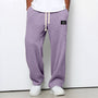 Model draagt de wafelstructuur broek in lila met witte trekkoord en witte sneakers 10