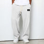 Model draagt de wafelstructuur broek in witte tint met trekkoord en witte sneakers 8
