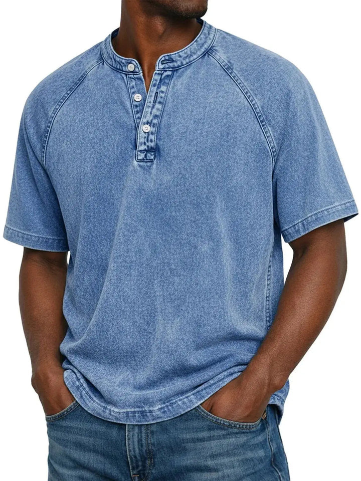 Model draagt het gewassen shirt met knoopsluiting en raglanmouwen in lichtblauw, gecombineerd met een spijkerbroek. 2