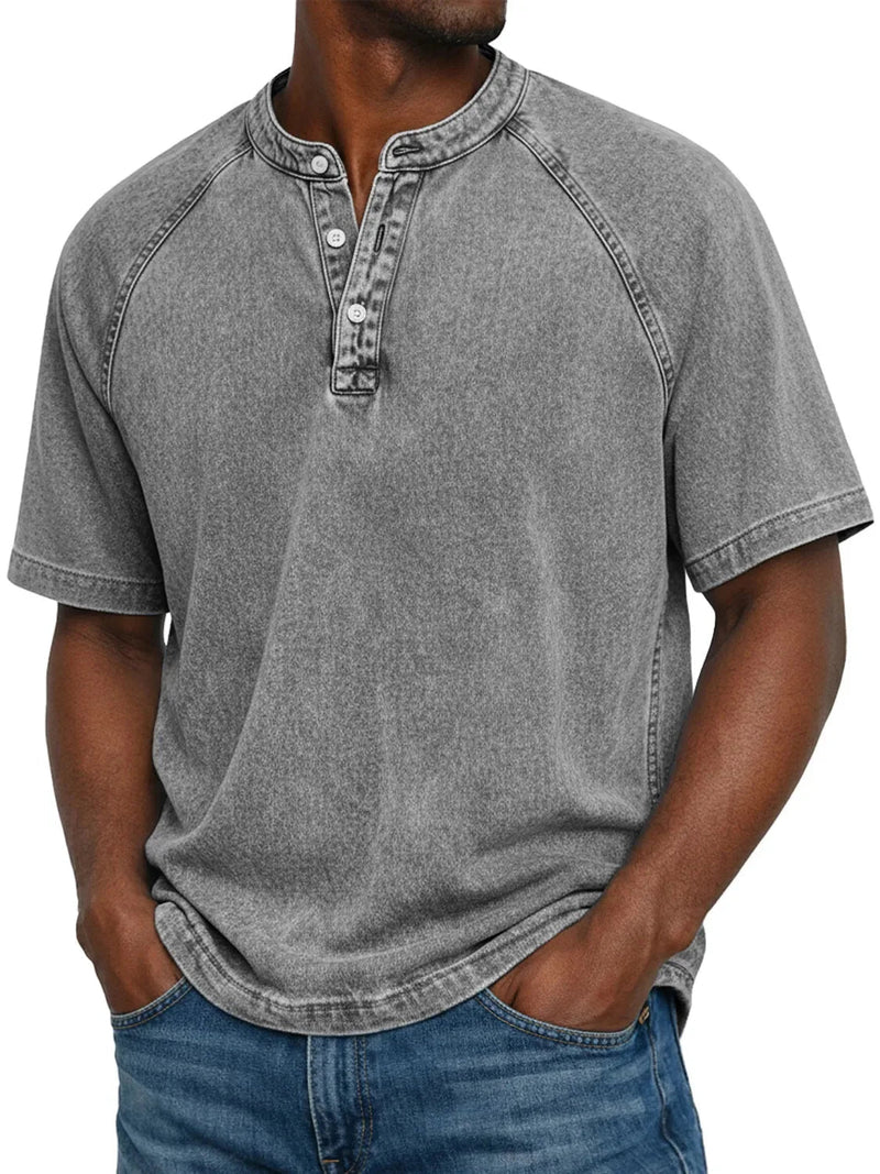 Model draagt het gewassen shirt met knoopsluiting en raglanmouwen in grijs, gecombineerd met een spijkerbroek. 4