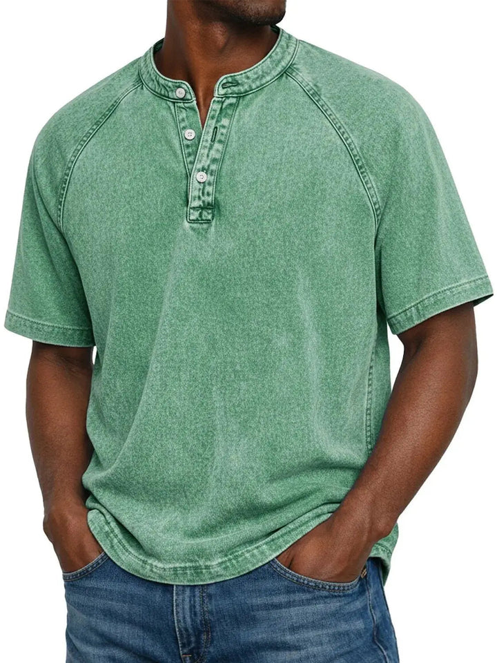 Model draagt het gewassen shirt met knoopsluiting en raglanmouwen in lichtgroen, gecombineerd met een spijkerbroek. 6