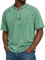 Model draagt het gewassen shirt met knoopsluiting en raglanmouwen in lichtgroen, gecombineerd met een spijkerbroek. 6