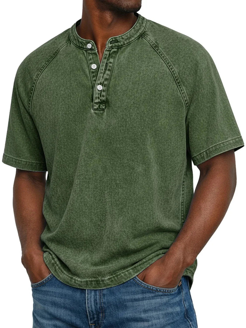 Model draagt het gewassen shirt met knoopsluiting en raglanmouwen in legergroen, gecombineerd met een spijkerbroek. 7