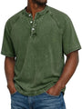 Model draagt het gewassen shirt met knoopsluiting en raglanmouwen in legergroen, gecombineerd met een spijkerbroek. 7