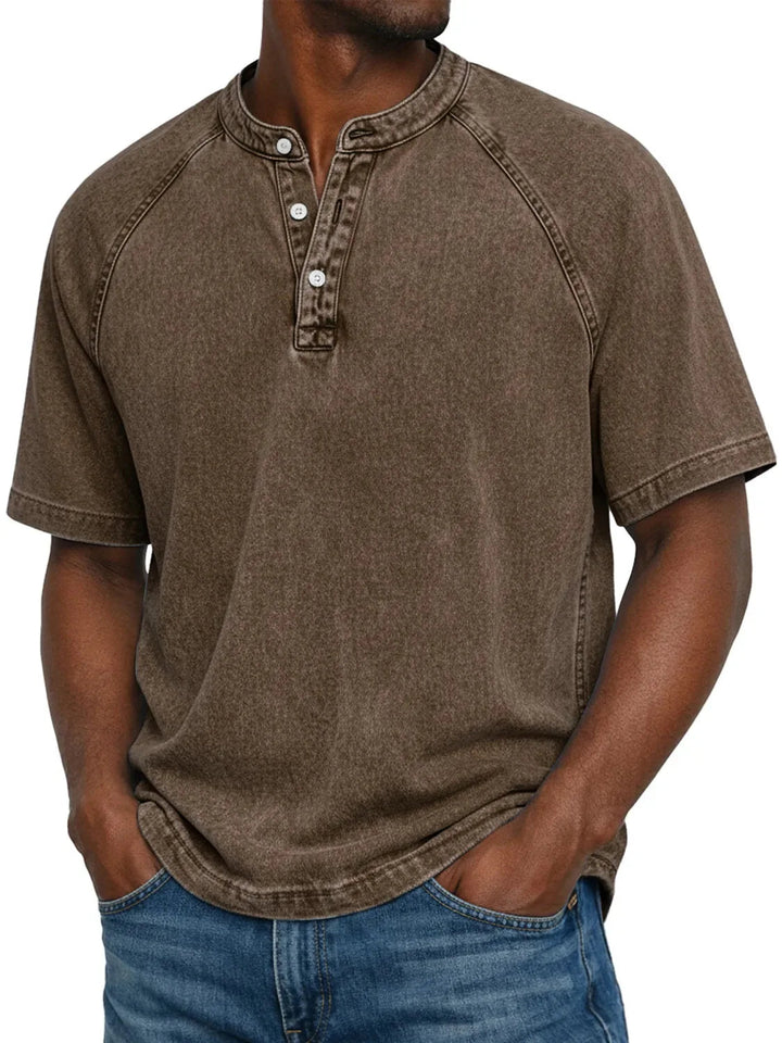 Model draagt het gewassen shirt met knoopsluiting en raglanmouwen in bruin, gecombineerd met een spijkerbroek. 8