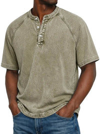 Model draagt het gewassen shirt met knoopsluiting en raglanmouwen in kakigroen, gecombineerd met een spijkerbroek. 9