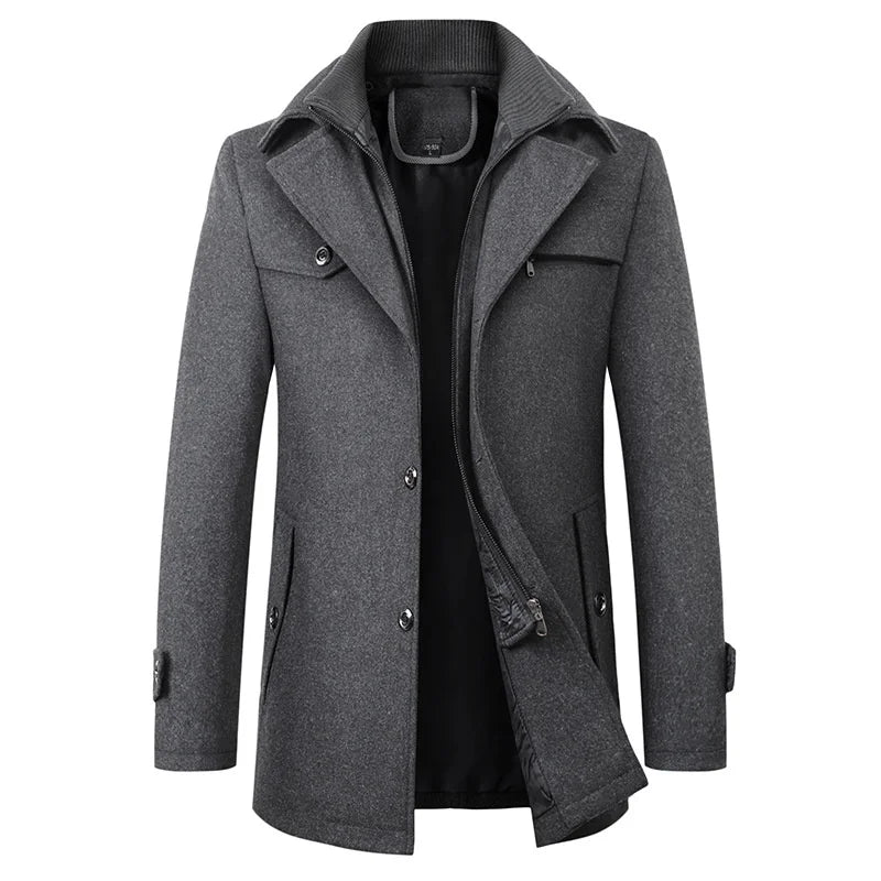 Voorkant van de peacoat in grijs, met zichtbare binnenlaag met ritssluiting, drie knopen, klepzakken en een gebreide opstaande kraag. 2