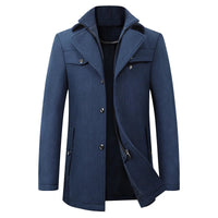 Voorkant van de peacoat in blauw, met geopende binnenlaag, rij knopen, borstzak met rits en een gebreide opstaande kraag. 3