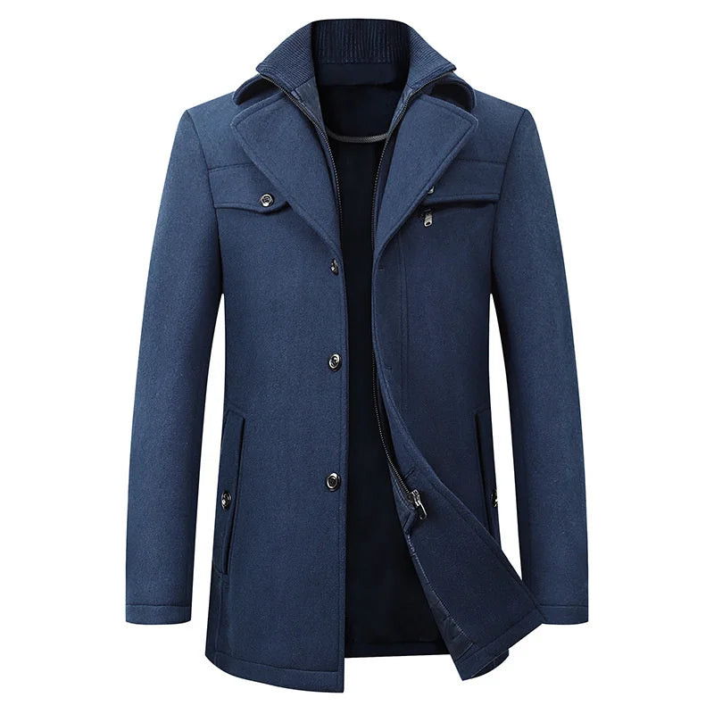 Voorkant van de peacoat in blauw, met geopende binnenlaag, rij knopen, borstzak met rits en een gebreide opstaande kraag. 3