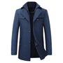 Voorkant van de peacoat in blauw, met geopende binnenlaag, rij knopen, borstzak met rits en een gebreide opstaande kraag. 3