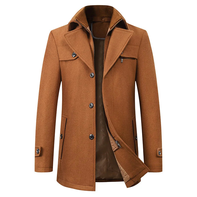 Voorkant van de peacoat in bruin-oranje camel, met geopende binnenlaag en bruine voering, knopen, mouwbandjes en gebreide opstaande kraag. 5