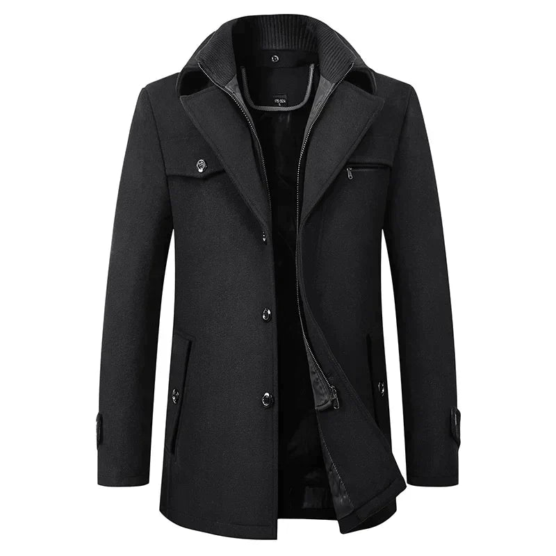 Voorkant van de peacoat in zwart, met geopende ritssluiting van de binnenlaag, knoopsluiting, borstzak met rits en opstaande gebreide kraag. 1
