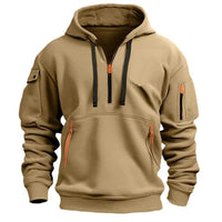 Voorkant van de hoodie in beige-bruin met zwarte trekkoorden, halve rits en oranje trekkers 2