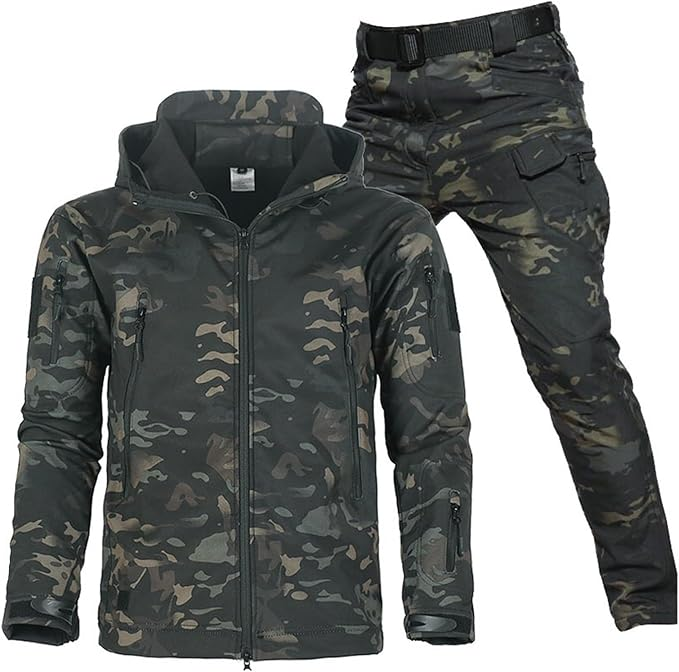 Jas met capuchon en cargobroek met riem in donkere camouflageprint van groen, bruin en zwart. 5