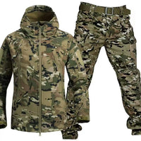 Jas met capuchon en cargobroek met riem in lichtere camouflageprint van groen, bruin, beige en zwart. 6